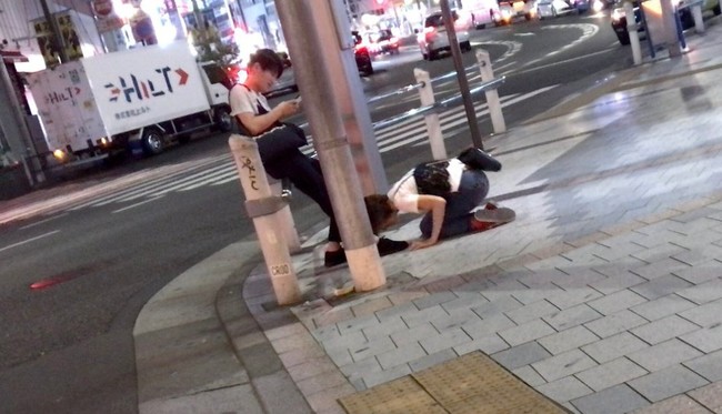 東京街頭驚現「土下座」 短髮妹狂喊：對不起我錯了！ | 華視新聞