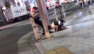 東京街頭驚現「土下座」 短髮妹狂喊：對不起我錯了！
