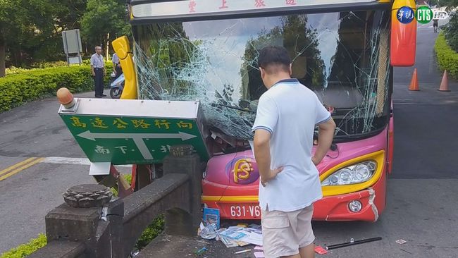 【午間搶先報】疑閃狗自撞護欄 遊覽車9乘客傷 | 華視新聞
