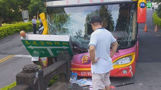 【午間搶先報】疑閃狗自撞護欄 遊覽車9乘客傷