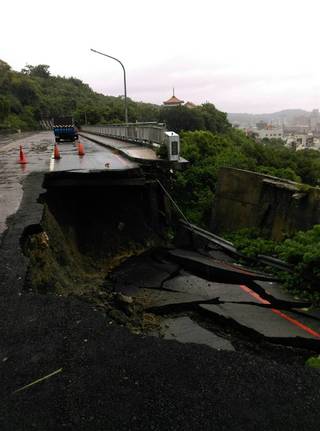 壽山動物園聯外道路崩塌 一線道通行