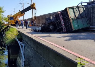 台南路面吞大卡車 市府出動120噸吊車救援