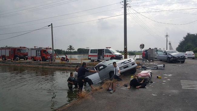 彰化兩車對撞落水6傷 88歲老婦命危 | 華視新聞