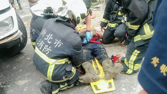 道路施工突塌陷 2工人遭活埋無大礙 | 華視新聞