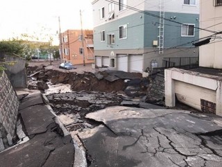 札幌驚現土壤液化 路面塌陷宛如末日