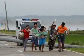 颱風山竹摧殘菲律賓 逾400萬人無電可用