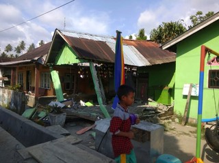 強震大海嘯重創印尼 屋毀橋斷至少384死