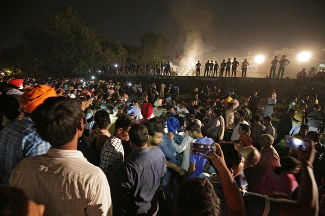 印度"十勝節"爆慘案 火車輾過群眾釀61死 | 華視新聞