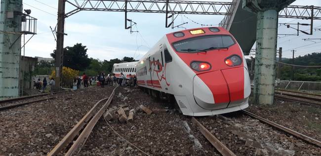 【晚間搶先報】台鐵6432次普悠瑪 新馬站出軌17死 | 華視新聞