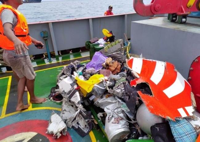 印尼獅航墜海漂殘骸 機上至少20名官員 | 華視新聞