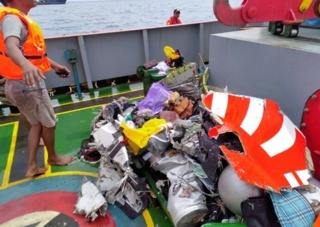 印尼獅航墜海漂殘骸 機上至少20名官員