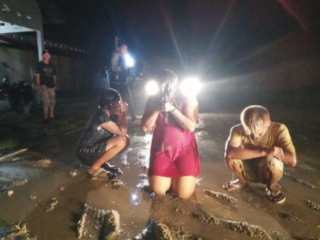 惡劣!印尼跨性別者遭水刑 警稱:洗滌她們的靈魂 | 華視新聞
