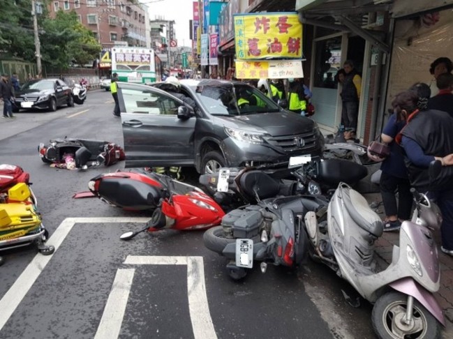 失控爆衝撞10車釀2傷 駕駛疑身體不適 | 華視新聞