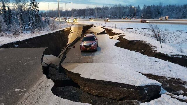 阿拉斯加7.0強震 機場被迫關閉 | 地震造成路面裂開。(翻攝推特)