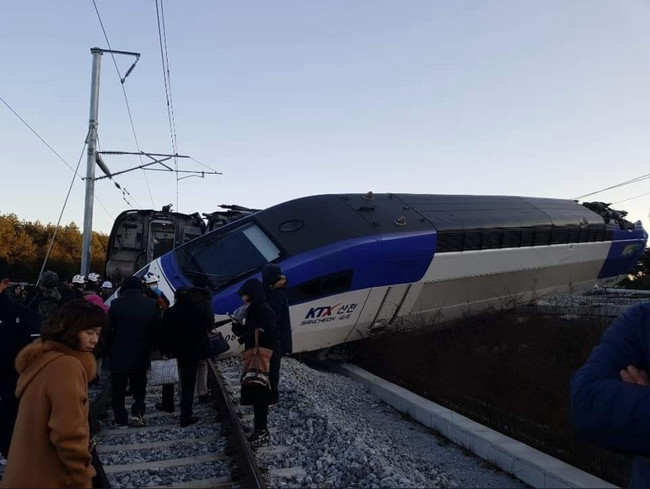 南韓高鐵翻覆出軌 4節衝出軌道釀14傷 | 華視新聞