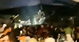 【印尼海嘯】驚悚! 海嘯襲捲舞台瞬間垮掉 觀眾遭吞噬