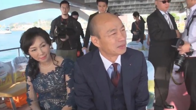 【高雄市長就職】韓國瑜偕妻子搭愛之船 抵「鰲躍龍翔」典禮就職 | 華視新聞