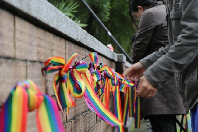 見證彩虹遍布! 台大學生聲援同志運動 | 華視新聞