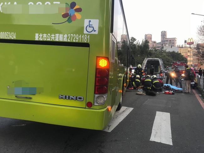 快訊／文化大學公車與機車相撞 25歲女子無生命跡象 | 華視新聞