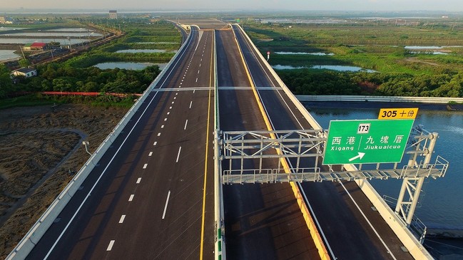 蓋了30年!西濱快速公路預計今年底全線通車 | 華視新聞