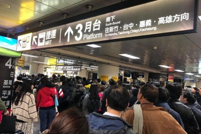 【更新】通勤族塞爆台北車站 8點40分閘門已修復 | 華視新聞
