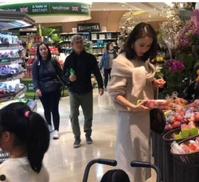 47歲黎姿 3個孩子的媽買水果飄仙氣 | 華視新聞