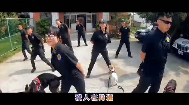 台中警犬隊慶周年！領犬員搞創意KUSO影片 | 華視新聞