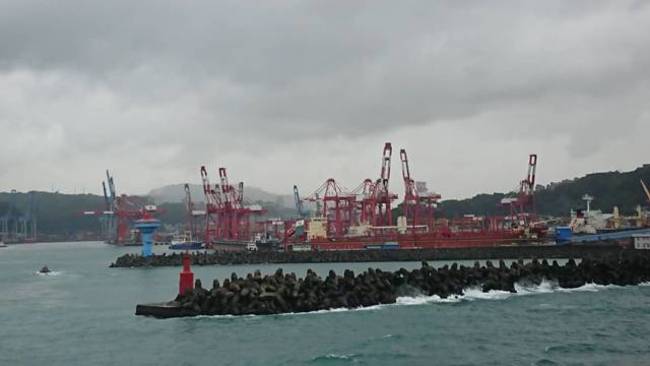 快訊》基隆港碼頭車輛落海 警消獲報馳援 | 華視新聞