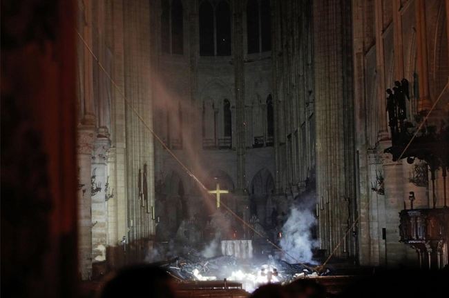 聖母院》大火燒不倒十字架 馬克宏承諾重建 | 華視新聞