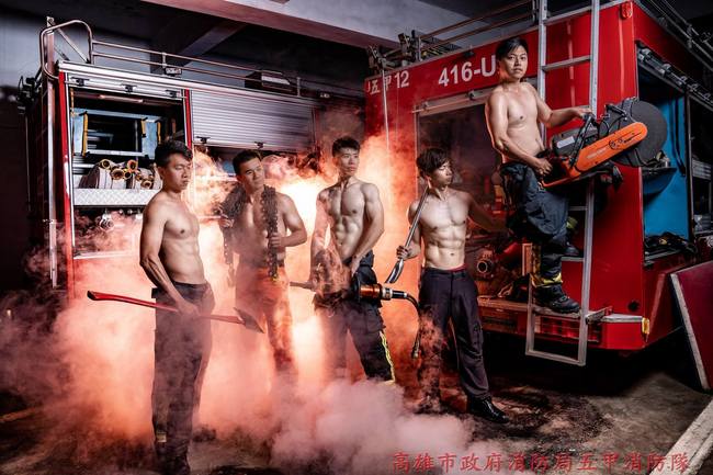 消防猛男大解放 大肌肌讓網友「快著火」 | 華視新聞
