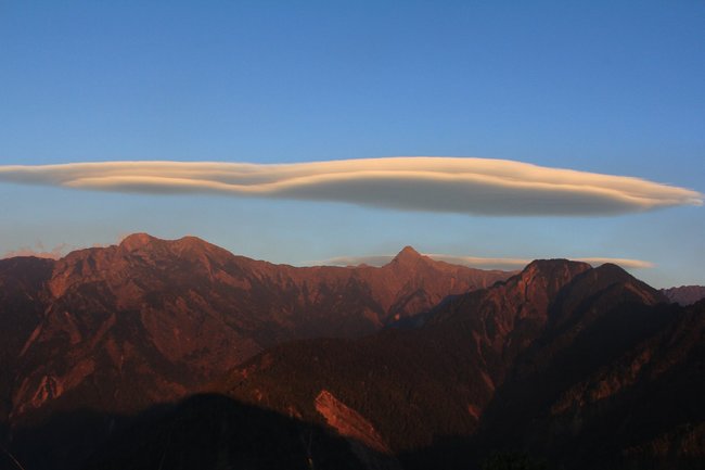 美到不可思議! 玉山主峰出現「飛碟雲」 | 華視新聞