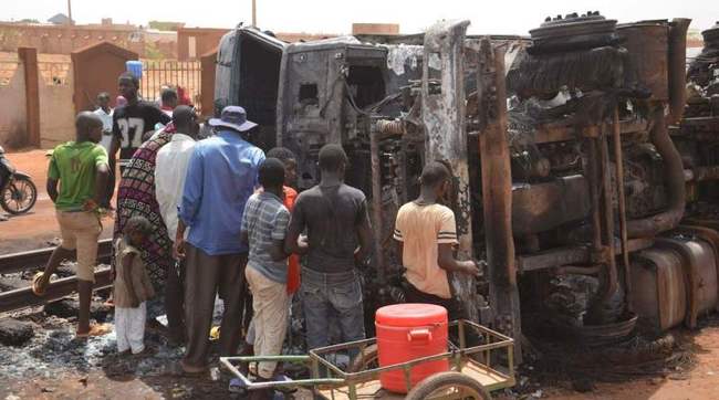 不要命! 非洲油罐車翻覆爆炸 民眾搶油釀58死 | 華視新聞