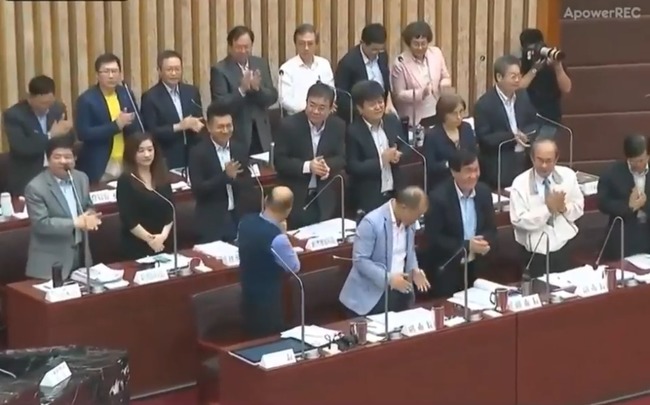 議員要官員為韓起立鼓掌 網諷:像中共人民大會堂 | 華視新聞