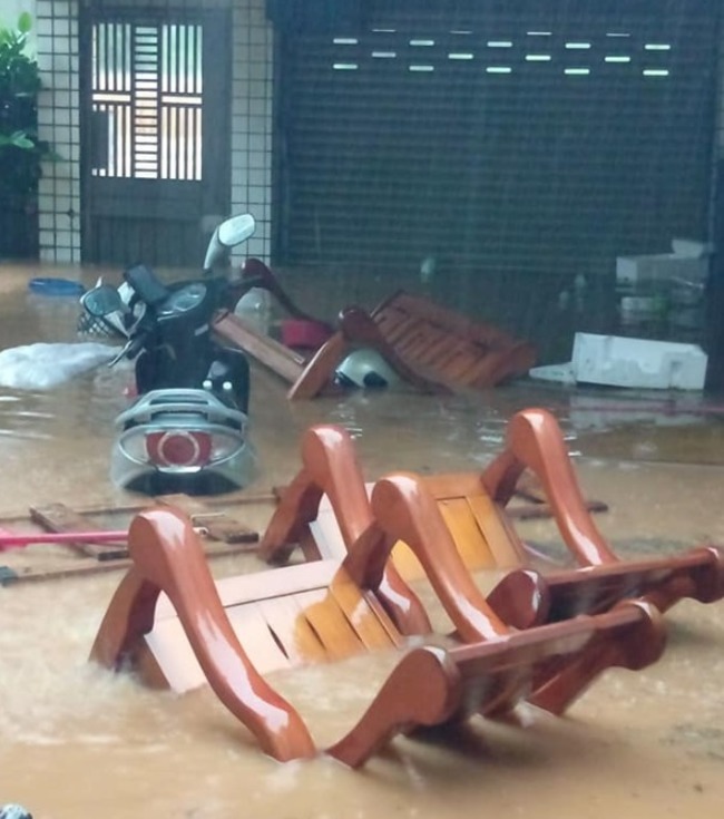 雷雨狂炸新竹 網哀號:划船去上班 | 華視新聞