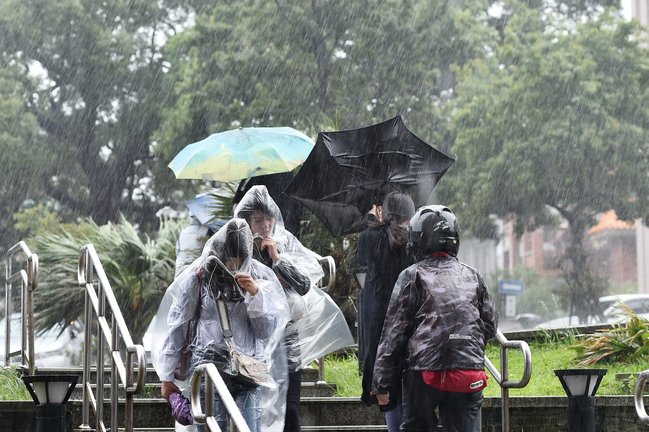 【更新】豪雨侵襲 陽明山文大正常上課 真理大學宣布停課 | 華視新聞