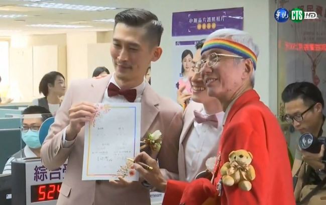 亞洲首對同婚! 北市破百對同婚伴侶登記 | 華視新聞