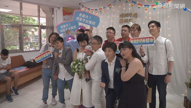 【午間搶先報】高雄新興區12對同志 搶頭香結婚! | 華視新聞