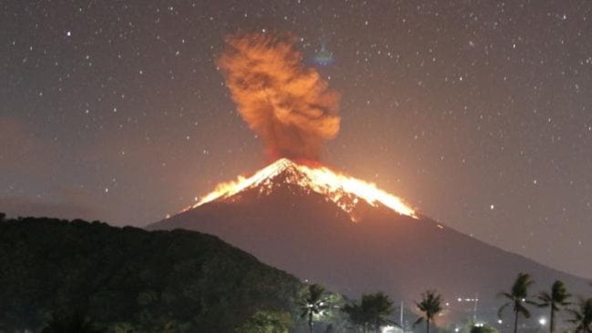 【影】阿貢火山第3度爆發 峇里島機場停止起降 | 華視新聞