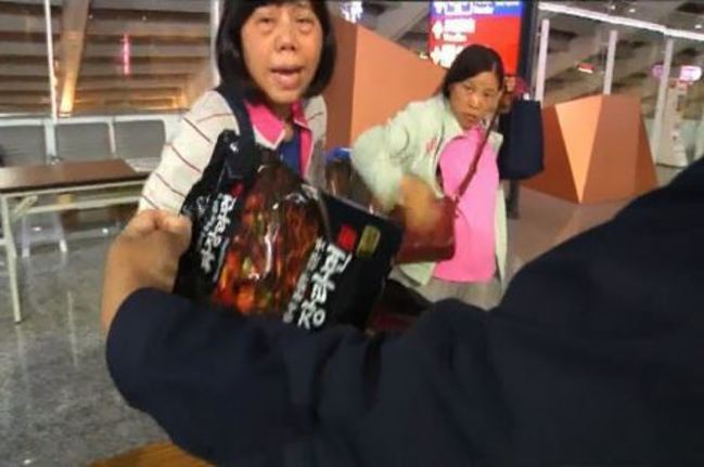夾藏豬皮、雞爪入境南韓 中國籍旅客遭重罰！ | 華視新聞