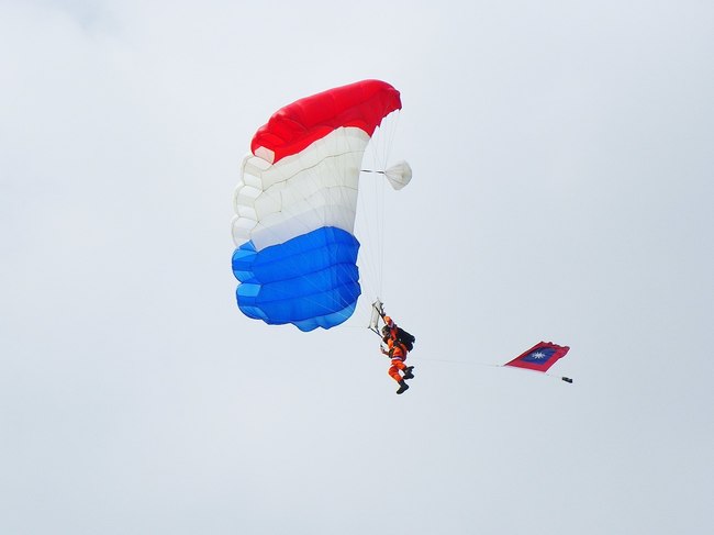 快訊/降落傘吃風不足 2名傘兵跳機墜地送醫 | 華視新聞