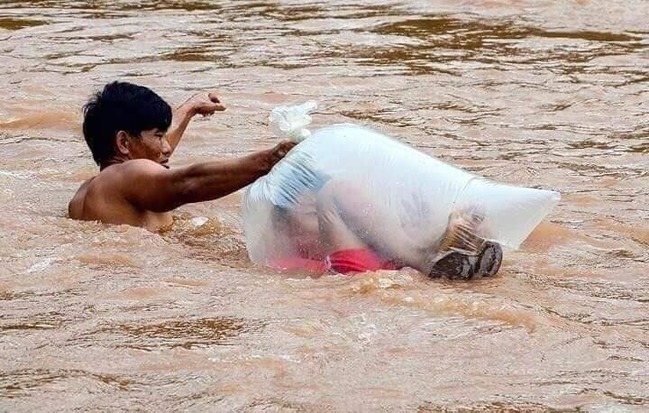 塞垃圾袋渡河! 越南孩童上學方式震驚全球 | 華視新聞