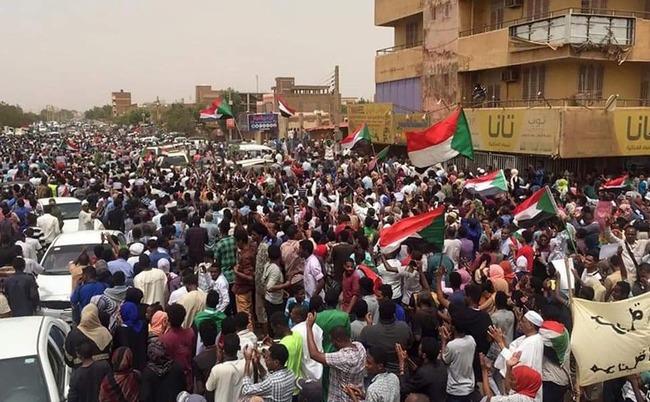 【影】蘇丹人爭民主 軍政府血腥鎮壓至少7死200傷 | 華視新聞