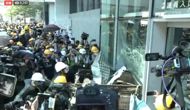 快訊》港示威者衝進立法會 港警：會動用武力 | 華視新聞