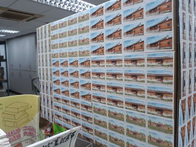 貼好貼滿！ 一件包裹貼496枚郵票 網笑瘋：最貴包裝紙 | 華視新聞