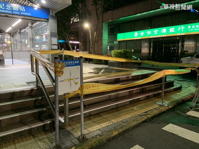 小貨車撞上捷運站出口樓梯 路過夫妻1命危 | 華視新聞
