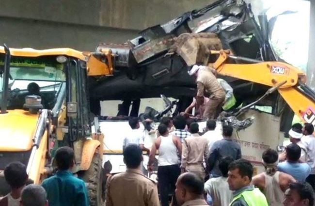 司機疑似打瞌睡 印度巴士撞護欄29人罹難 | 華視新聞