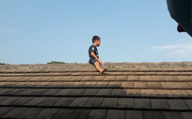 割包皮前逃走 5歲印尼男童嚇到爬屋頂 | 華視新聞