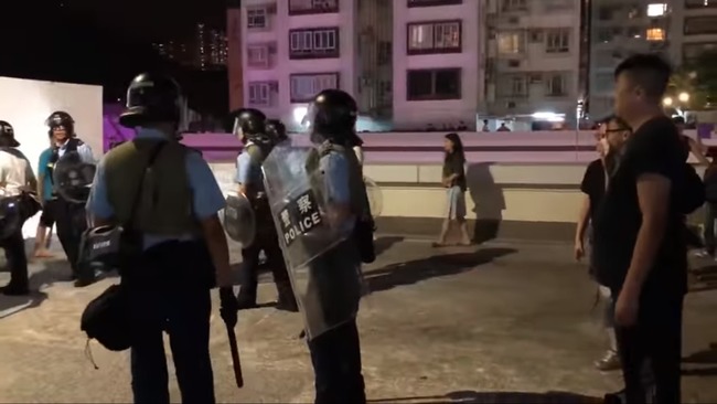 反送中遊行再爆衝突 港警控手指險被咬斷! | 華視新聞