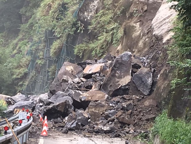 台7線32.5公里持續落石坍方 估18:00搶通 | 華視新聞