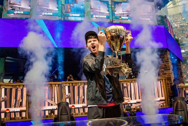 「Fortnite要塞英雄」世界冠軍 16歲少年抱回近億元獎金 | 華視新聞
